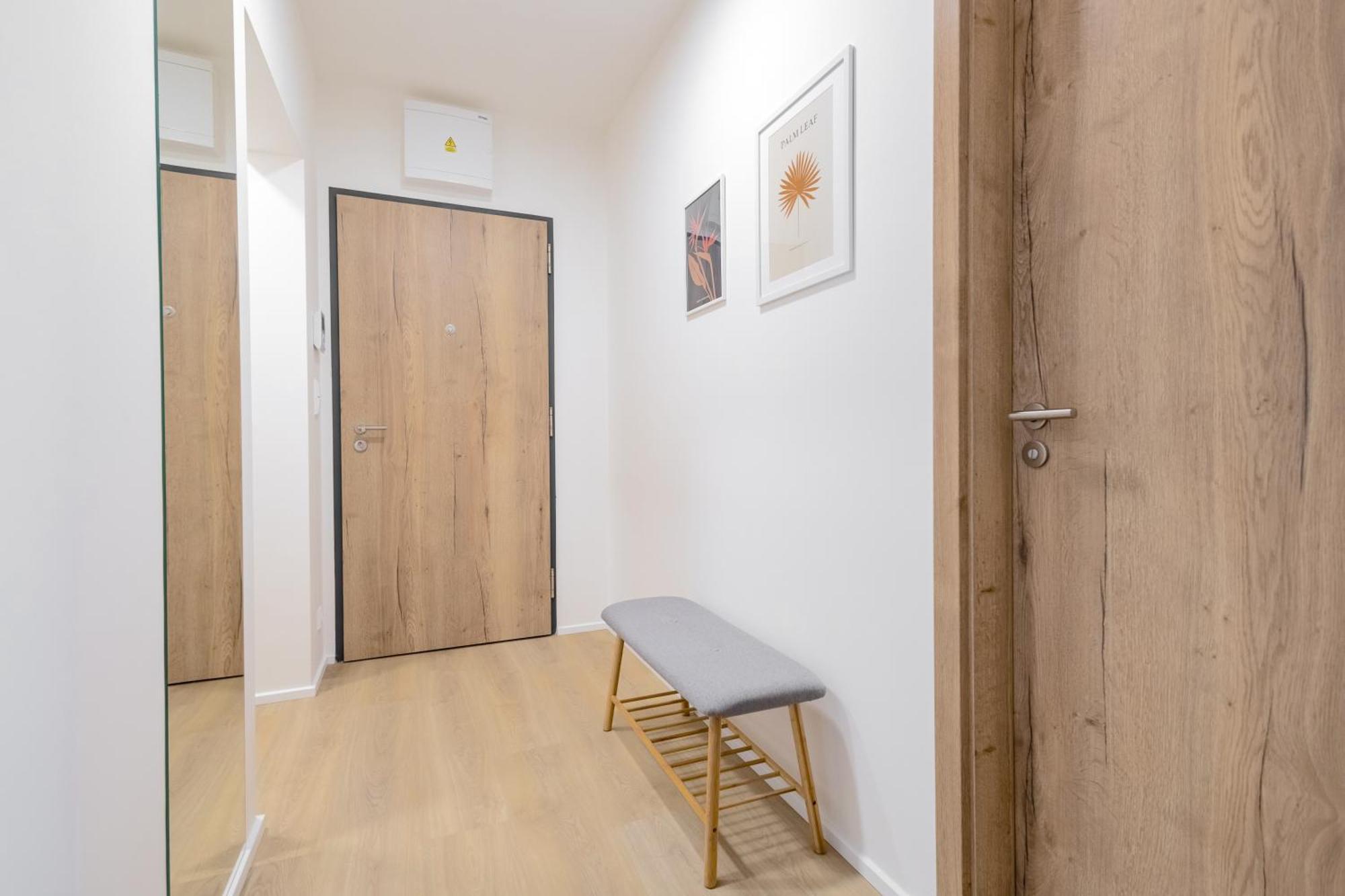 Апартаменти Bright 2Br - 8Th Floor, Balcony, Free Parking - By Gravity Прага Екстер'єр фото