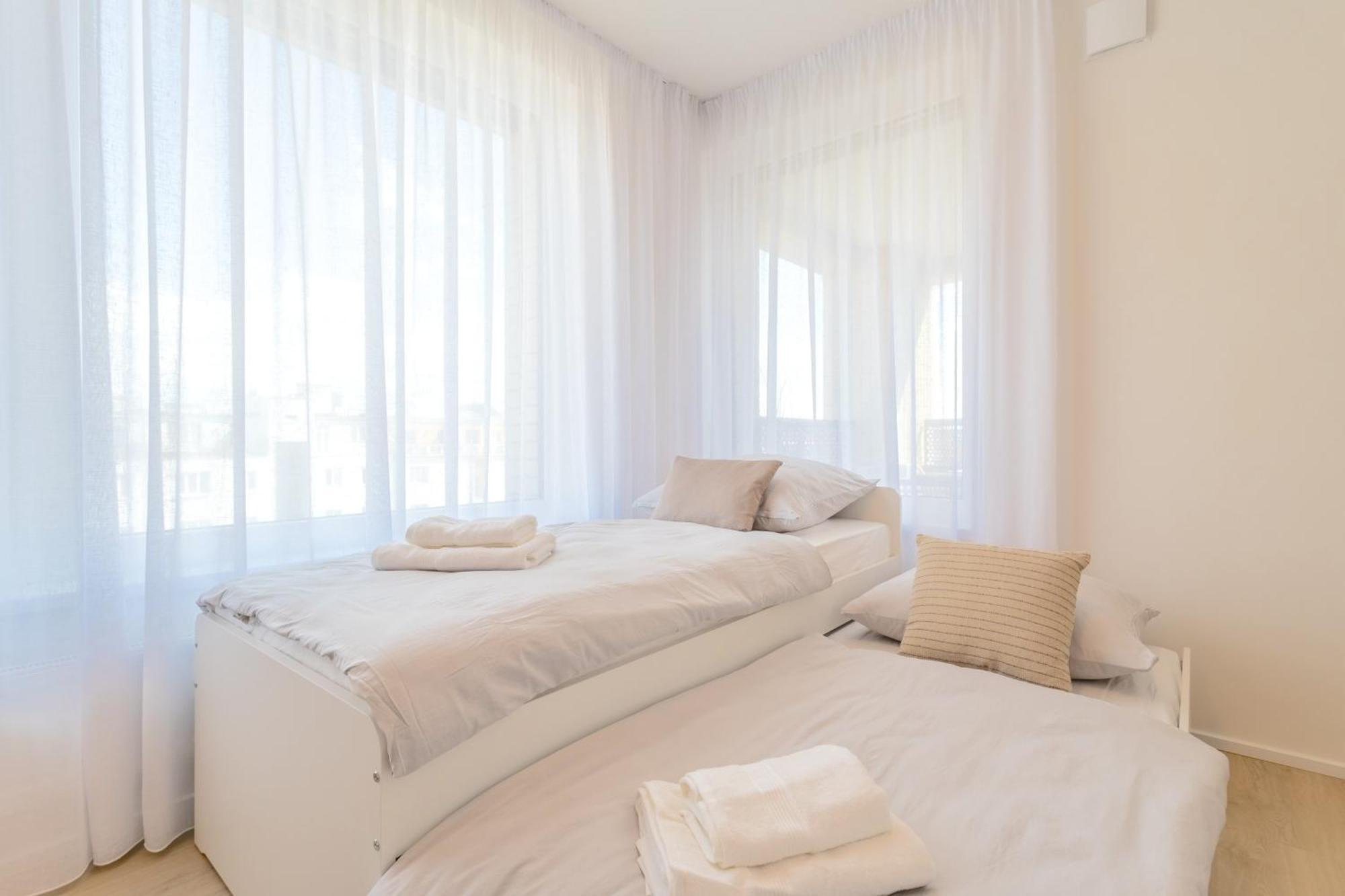 Апартаменти Bright 2Br - 8Th Floor, Balcony, Free Parking - By Gravity Прага Екстер'єр фото