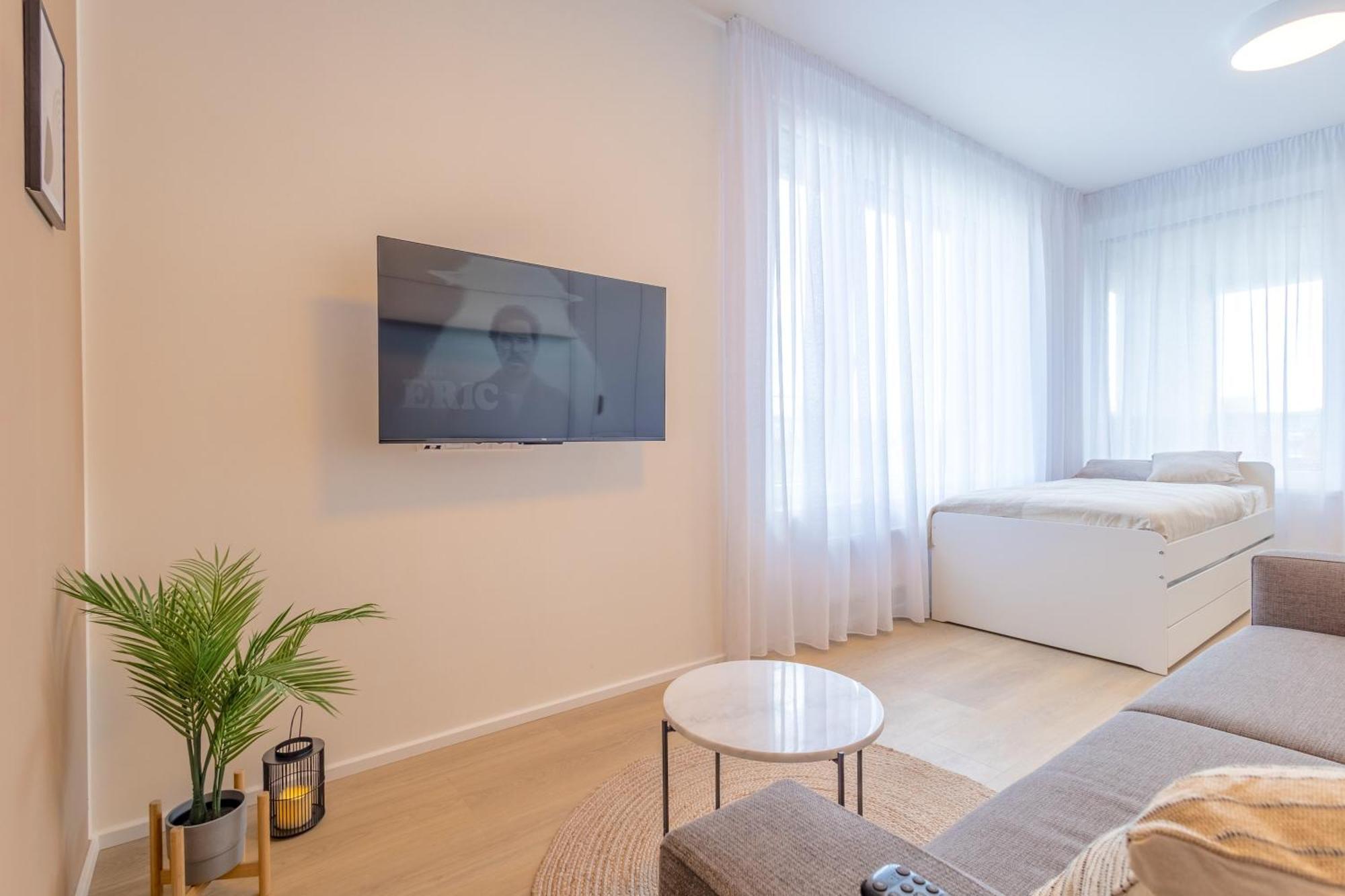 Апартаменти Bright 2Br - 8Th Floor, Balcony, Free Parking - By Gravity Прага Екстер'єр фото