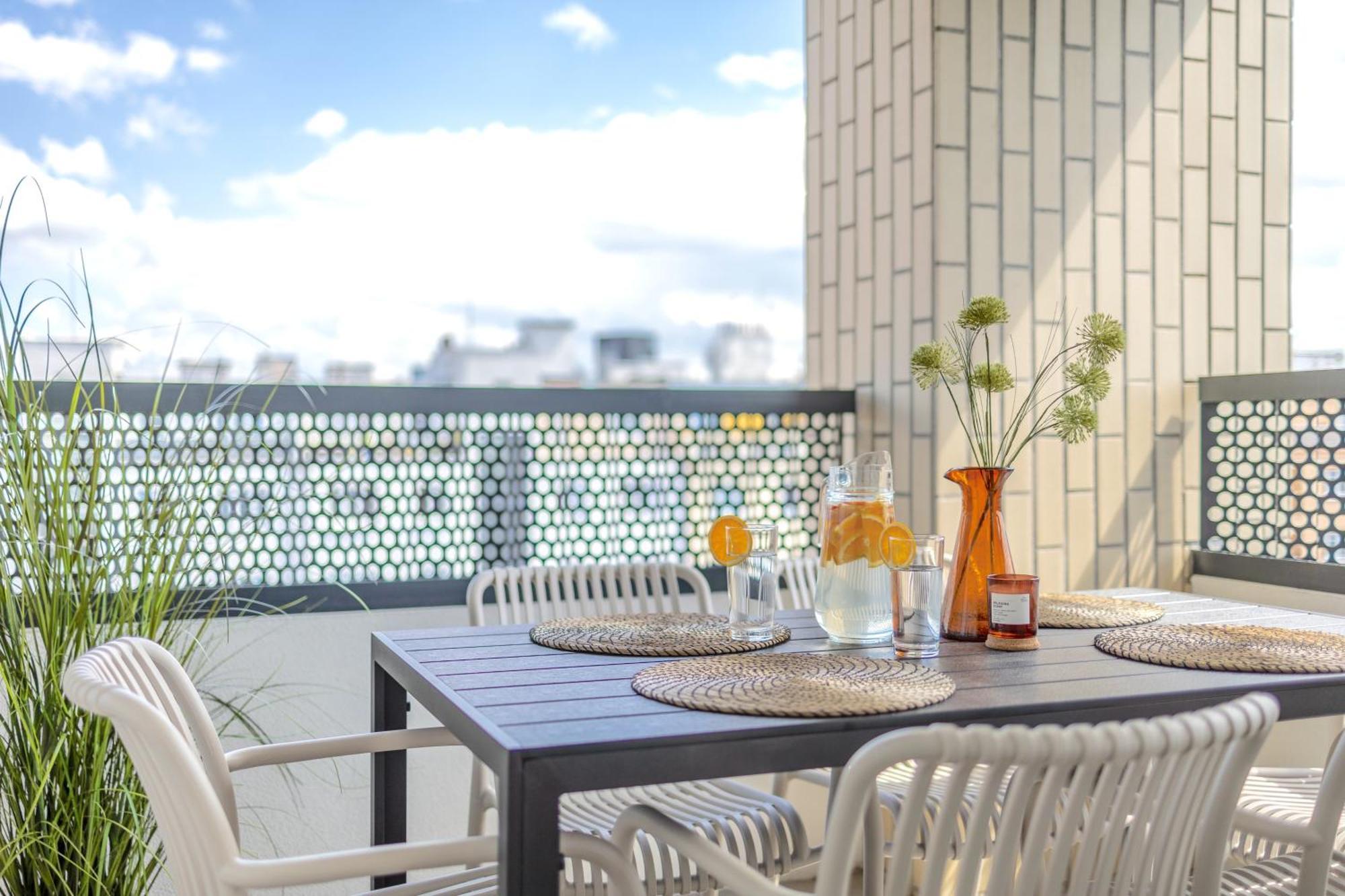 Апартаменти Bright 2Br - 8Th Floor, Balcony, Free Parking - By Gravity Прага Екстер'єр фото