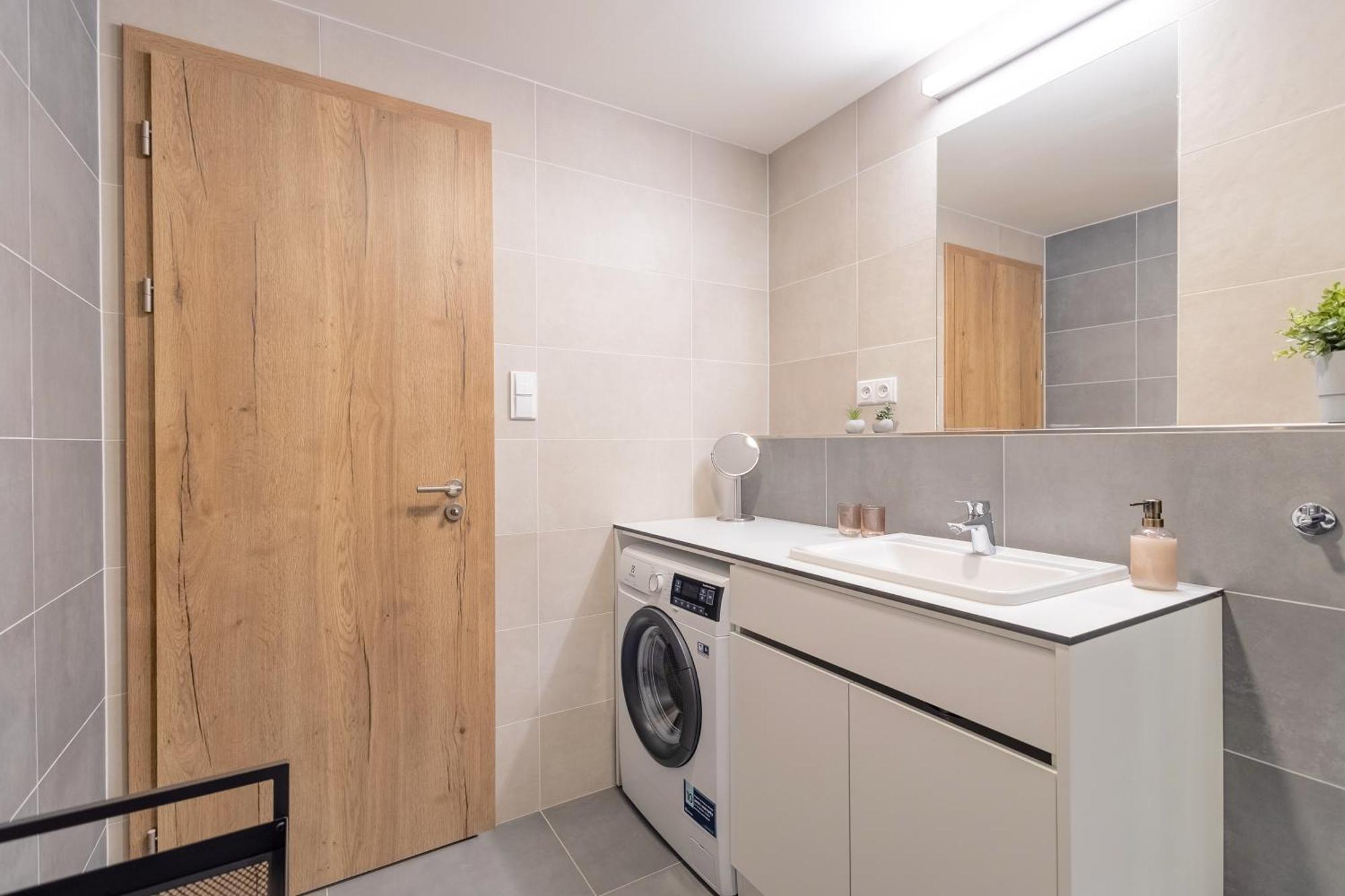 Апартаменти Bright 2Br - 8Th Floor, Balcony, Free Parking - By Gravity Прага Екстер'єр фото