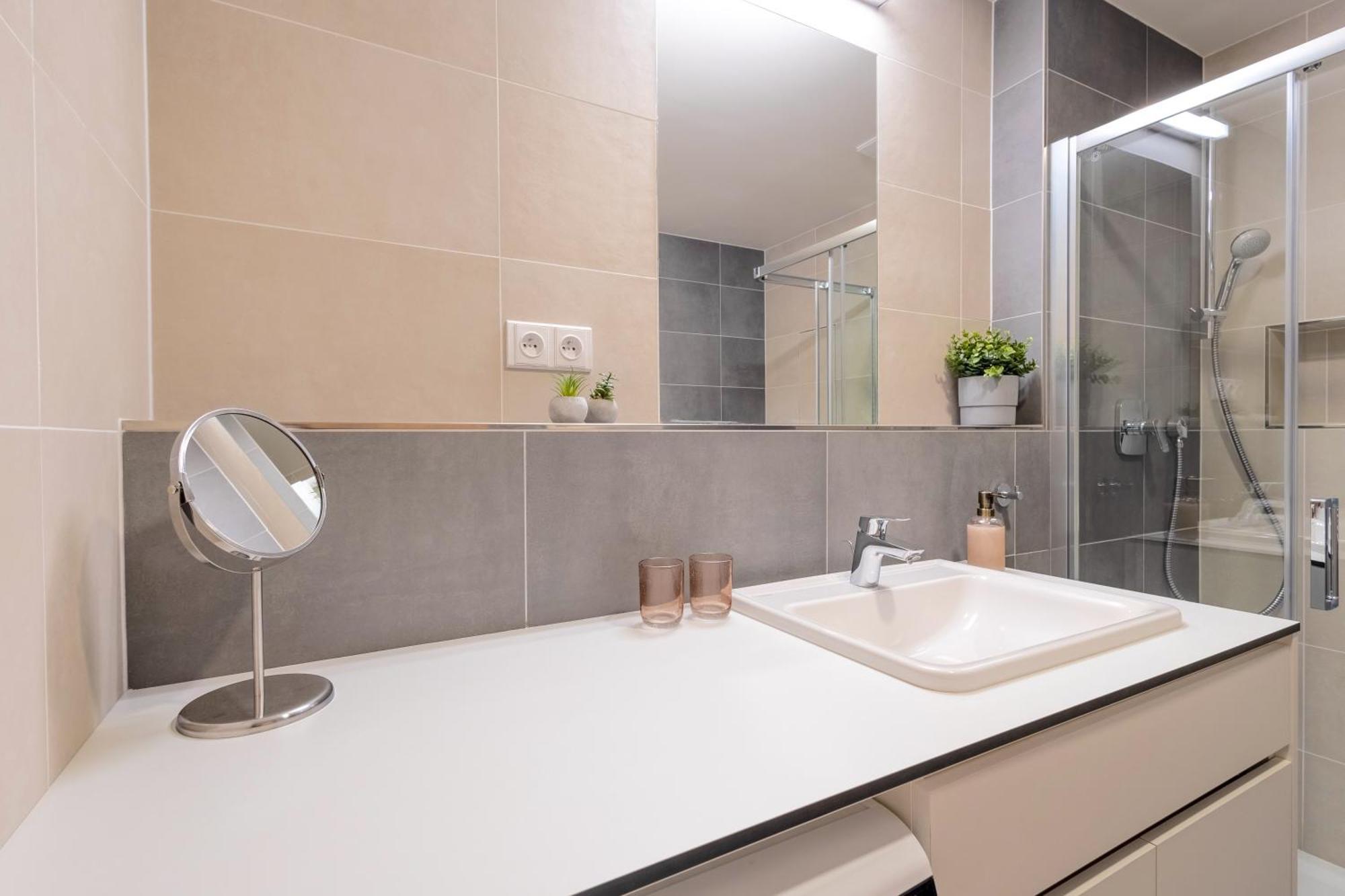 Апартаменти Bright 2Br - 8Th Floor, Balcony, Free Parking - By Gravity Прага Екстер'єр фото