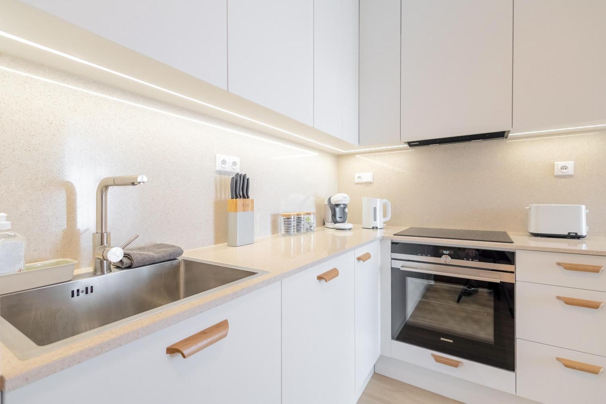 Апартаменти Bright 2Br - 8Th Floor, Balcony, Free Parking - By Gravity Прага Екстер'єр фото