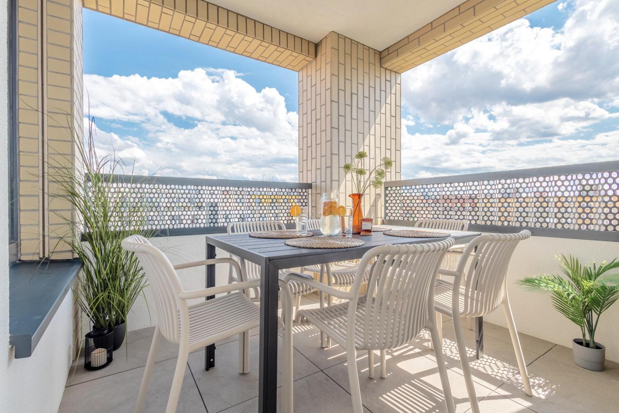 Апартаменти Bright 2Br - 8Th Floor, Balcony, Free Parking - By Gravity Прага Екстер'єр фото