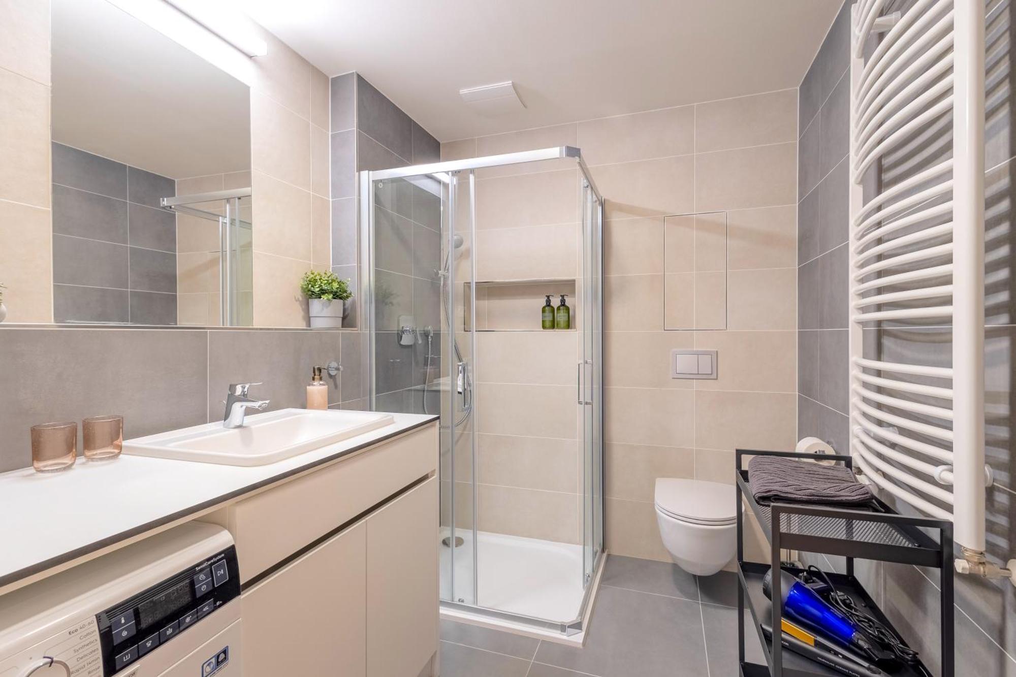 Апартаменти Bright 2Br - 8Th Floor, Balcony, Free Parking - By Gravity Прага Екстер'єр фото