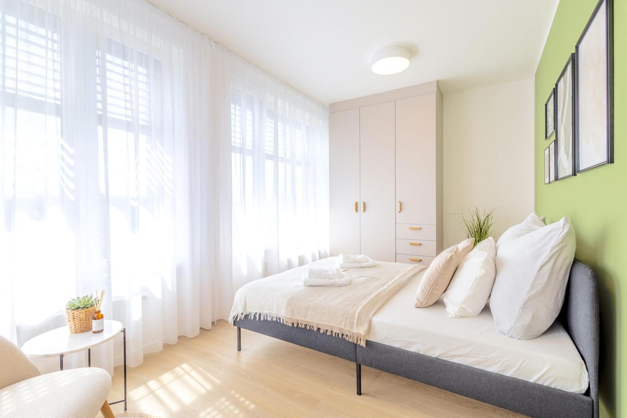 Апартаменти Bright 2Br - 8Th Floor, Balcony, Free Parking - By Gravity Прага Екстер'єр фото