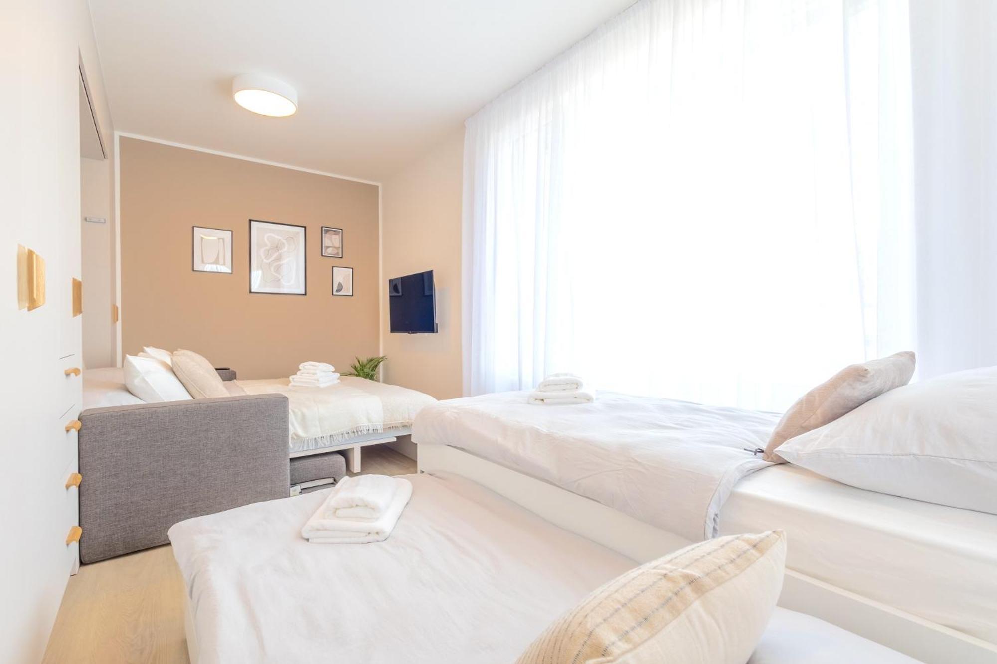 Апартаменти Bright 2Br - 8Th Floor, Balcony, Free Parking - By Gravity Прага Екстер'єр фото