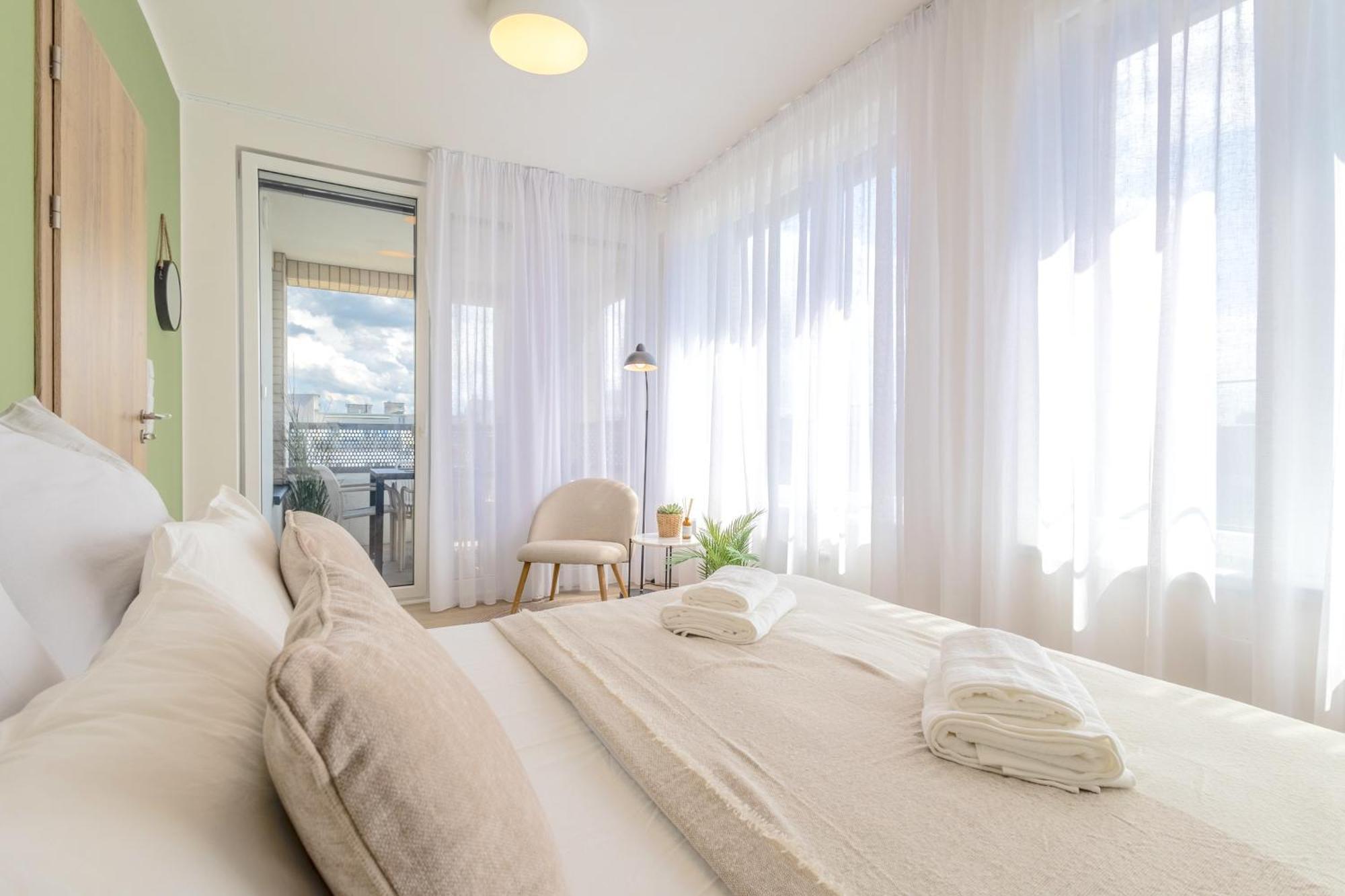 Апартаменти Bright 2Br - 8Th Floor, Balcony, Free Parking - By Gravity Прага Екстер'єр фото